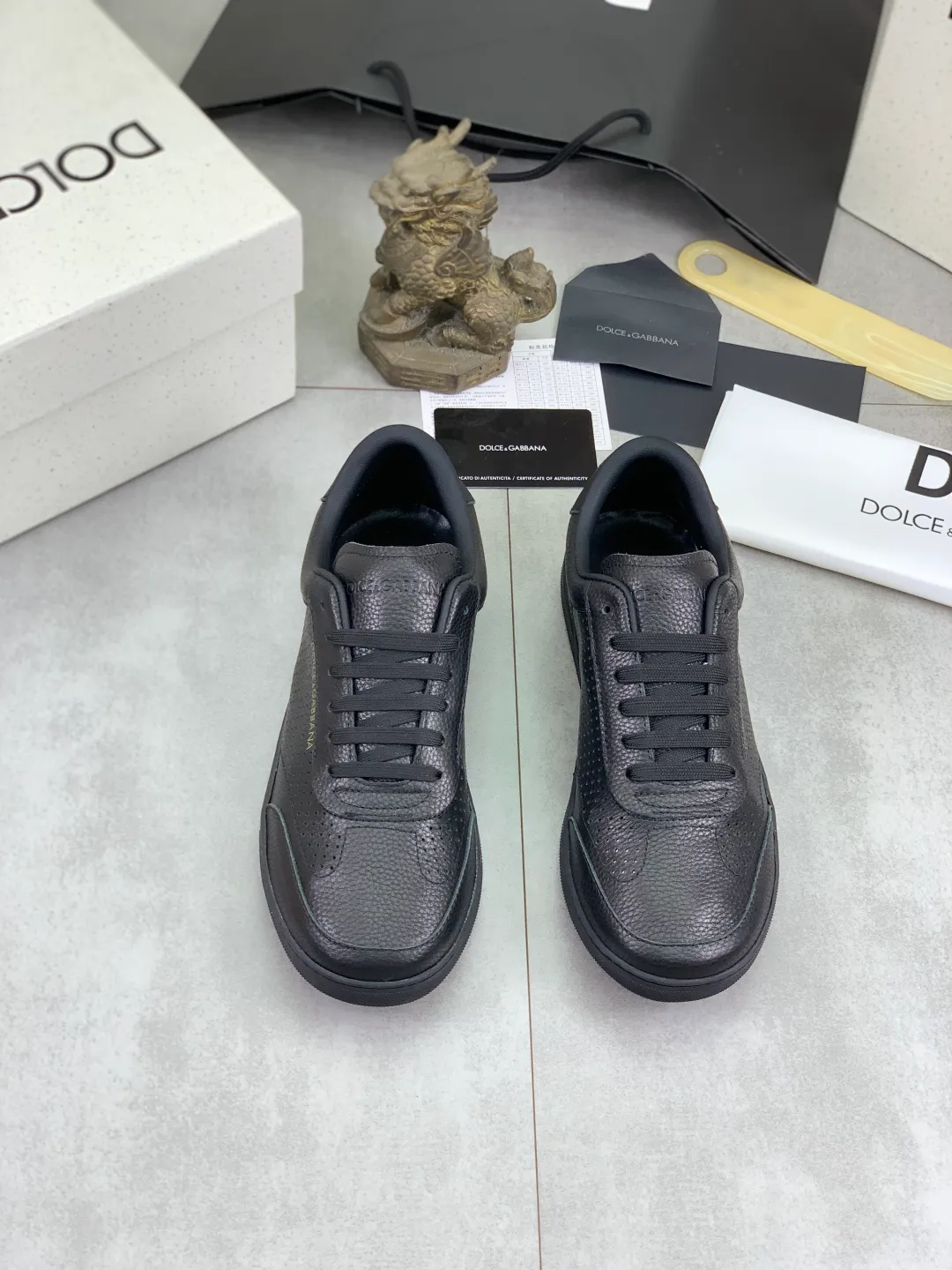 Men's shoes P500 💰 [New model] The latest hot model, top original quality, the official website is synchronized with "DOLCE&GABBANA [Dolce & Gabbana] ~ High Quality." The effect is low-cut casual DG men's shoes, loved by many celebrities, using high-end imported first-layer frosted calfskin with punched logo design + cowhide feet, simple and elegant, perfect interpretation of the latest inspiration for shoes, classic and fashionable integration, luxury dream, dominating fashion Suitable for drivers, light and comfortable to drive, light and breathable for outdoor travel, high-end quality, trustworthy, black or white🉑️choose! Code number: 38-46